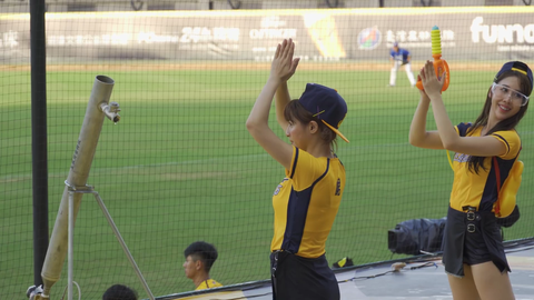 台湾の美人チアリーダ！水鉄砲で濡れたスカートが気になる様*！