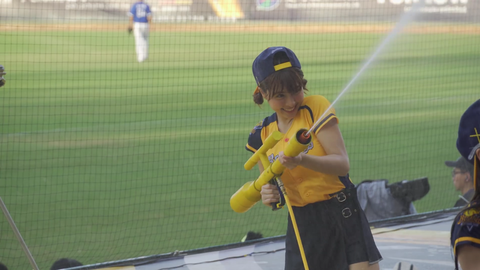台湾の美人チアリーダ！水鉄砲で濡れたスカートが気になる様*！
