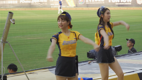台湾の美人チアリーダ！水鉄砲で濡れたスカートが気になる様*！