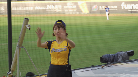 台湾の美人チアリーダ！水鉄砲で濡れたスカートが気になる様*！