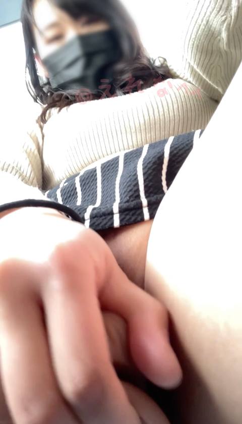 〈素人自撮り〉大学1**！タクシーに乗って、後ろの座席でパンツ脱いでディルドオナニーしちゃいました、、車内でくちゅくちゅとした音がでちゃって、、密室なので、かなりの臨場感あったと思います、、