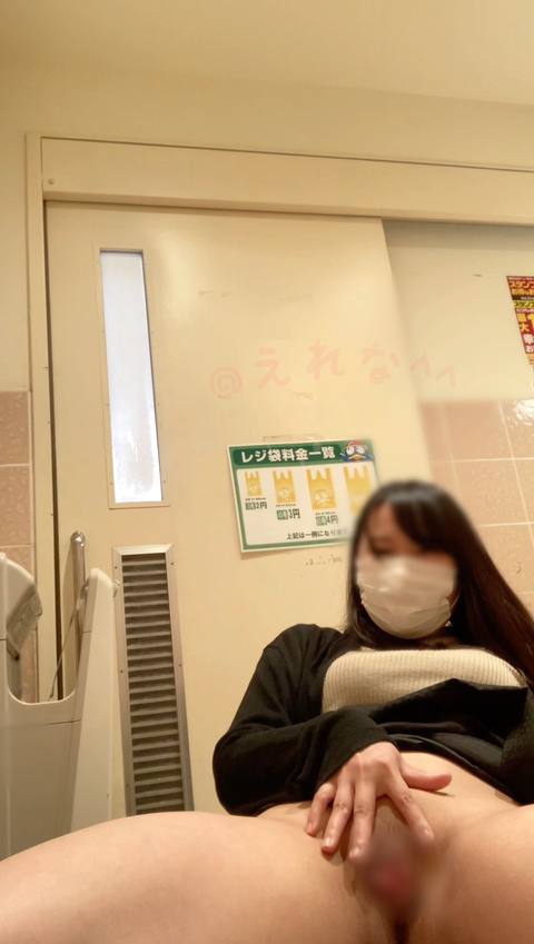 〈素人自撮り〉大学1**！ドン○ホーテの多目的トイレでディルドオナニーして「イクっ！」って大きい声出してオナニーしてたらノックされてびっくり、、多分外に聞こえててわざとノックされたのかも、、