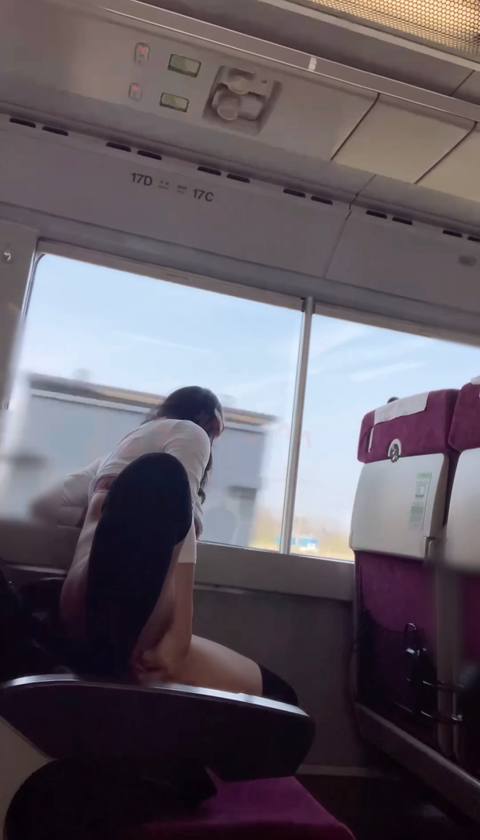 〈素人自撮り〉大学1**！電車の中でのディルドオナニーです！今回は駅のホームや踏切の方を向いて上半身ブラの格好で見せつけるようにディルドオナニーしてメチャ興奮して何度もイっちゃいました、、