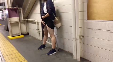 〈自撮り〉@1**@コロナ禍前の**の時におじさんに撮影されたレア動画シリーズ！駅ホームでノーパンでスカートめくってイくまでオナニー＆お店の駐車場でタンポン入れた状態でオナニーさせられました、、