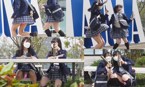 油断パンチラしちゃった2人組