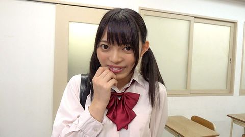 男の顔にまたがってパンティやオマ〇コを見せつけながら挑発する　逆さ撮りアングルオナニー
