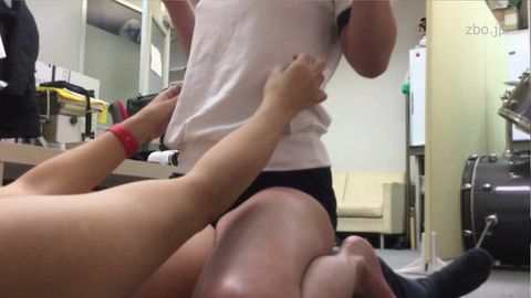 「くすぐられ」次に上半身裸にして「くすぐる」