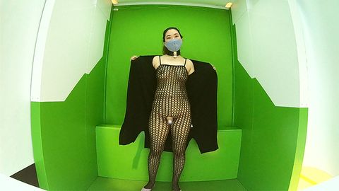【夫に内緒で秘密のプリ●ラ露出遊び】家では真面目な奥様、しかし本当は露出に興奮しすぎておまんこに糸引くド淫乱痴女だった！【アラサー専業主婦・志保さん】