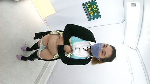 【夫に内緒で秘密のプリ●ラ露出遊び】家では真面目な奥様、しかし本当は露出に興奮しすぎておまんこに糸引くド淫乱痴女だった！【アラサー専業主婦・志保さん】