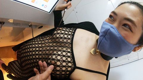 【夫に内緒で秘密のプリ●ラ露出遊び】家では真面目な奥様、しかし本当は露出に興奮しすぎておまんこに糸引くド淫乱痴女だった！【アラサー専業主婦・志保さん】