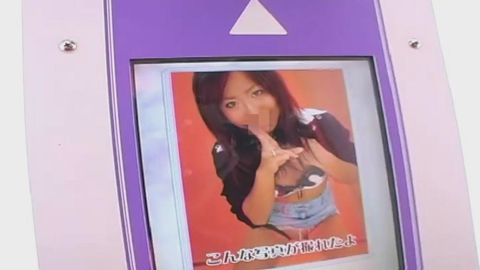 【プリクラ機内で露出撮影】＜趣味で撮った超可愛いい素人*3名＞恥ずかしそうにパンチラ、オッパイぽろり、メコスジオナニー！！