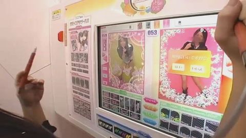 【プリクラ機内で露出撮影】＜趣味で撮った超可愛いい素人*3名＞恥ずかしそうにパンチラ、オッパイぽろり、メコスジオナニー！！