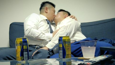 宅飲みからの潮吹き生交尾！大量潮吹きした末、先輩の種付けをゲット！