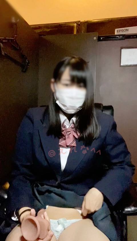〈自撮り〉@制服着て静まり返ったネカフェの個室でくちゅくちゅと音させながらのディルドオナニー、、そして個室を出て通路でもディルドオナニーしちゃいました、、