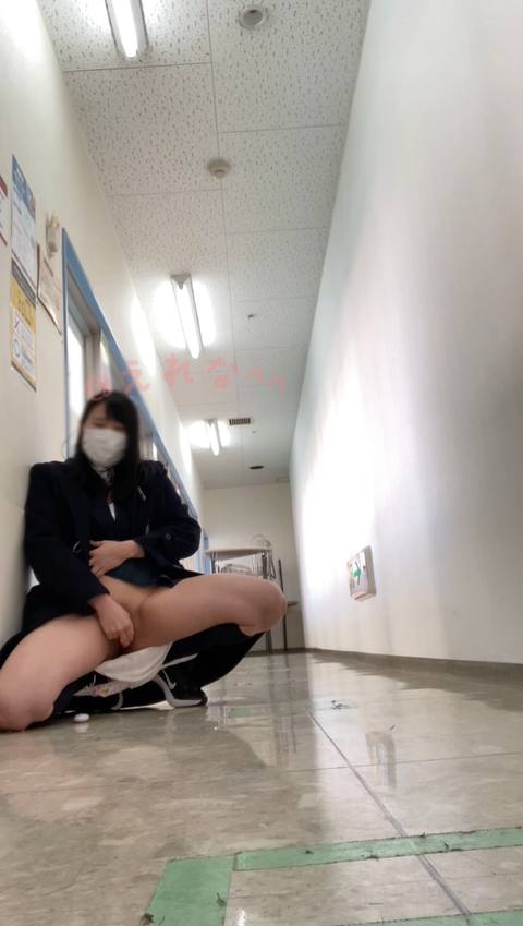 @電動リモコンディルドでデパート内オナニー。抜いたらエッチなお汁がとろーって垂れちゃって恥ずかしい映像が、、その後パンツの中にディルド仕込んで歩いてみました、、