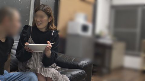 【無修正ｘ個人撮影】人の奥さん愛奴5号　旦那が留守の間に自宅にお宅訪問！手料理を作ってもらった御礼に*育ての**をしてたら、連発でマン屁返しされました【#NTR】