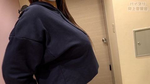 ※限定【パイズリ着衣挟射】奇跡のＬcupギャルが初パイズリ！顔より大きい巨大な乳房をお借りしてパイズリ挟射と**手コキの２射精！【初回限定特典：**手コキ】