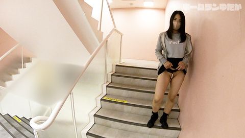 【アナタの街に出没？玉パン痴女の変態散歩】メコスジにパールクイコミ露散歩＆多目的トイレで顔面性器状態ひょっとこ顔ごっくんフェラ【図書館職員・蜜香ちゃん（21歳）】