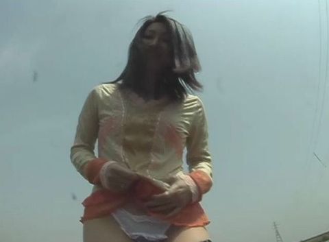 【露出羞恥】＜地方在住の美人妻＞河川敷でオナニー中に釣り人に見られ焦リまくり！でもオマンコは興奮して濡れてベッチョリ！指が止まらず激イキする露出狂の変態主婦でした。