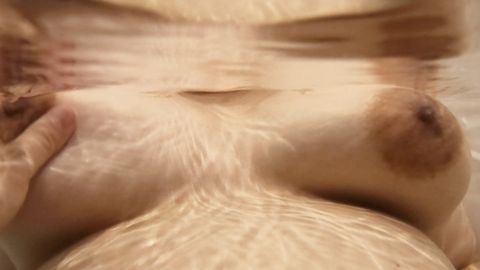 【無修正】やわらか爆乳童顔素人みなみちゃん（仮）お風呂で潜水おっぱい観察からの超セクシー網タイツ着用でのプレイで最後は我慢できずマ〇コに全てを中出ししました。