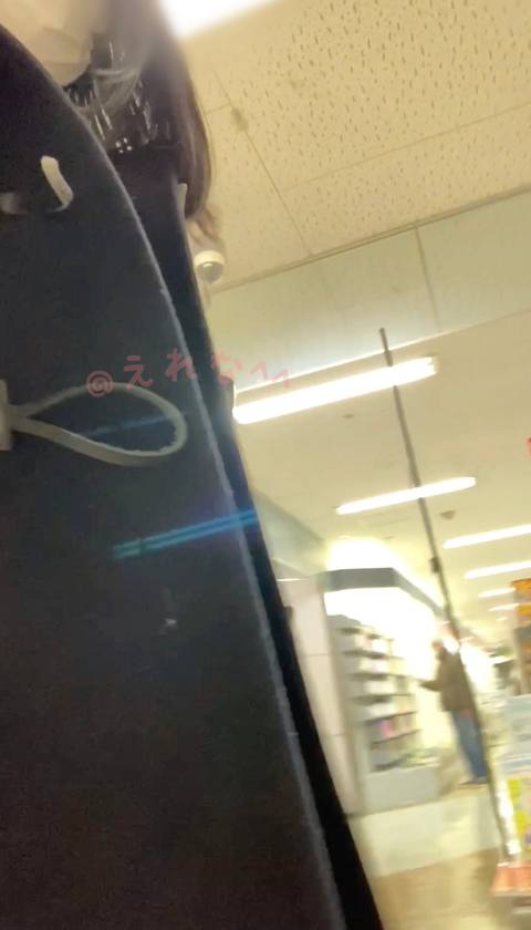@電動リモコンディルドでデパート内オナニー。抜いたらエッチなお汁がとろーって垂れちゃって恥ずかしい映像が、、その後パンツの中にディルド仕込んで歩いてみました、、