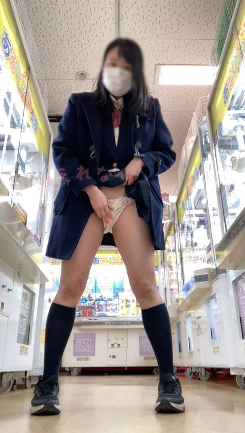 @電動リモコンディルドでデパート内オナニー。抜いたらエッチなお汁がとろーって垂れちゃって恥ずかしい映像が、、その後パンツの中にディルド仕込んで歩いてみました、、