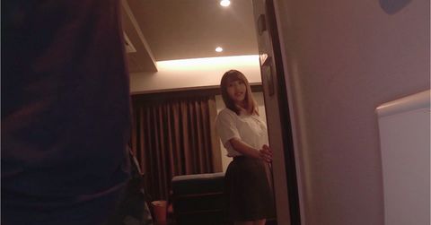 【個撮】色白ムチムチ巨乳*の制服から露わになった乳輪大き目のオッパイを鷲掴みしながら肉厚なマンコに中出し