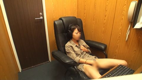 【**】細身で綺麗な若妻さん♥大股開きでクリトリスを弄って絶頂！