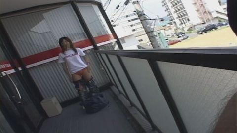 【露出美**】リモコンローターで散歩！我慢できずにしゃがみこみ！裏路地オッパイぽろり露出！！