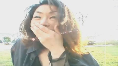 【屋外露出オナニー】＜エロエロ乳首の変態妻＞透け透けシャツでオッパイ丸見え状態のまま混雑する街中を散歩！究極はオヤジの前で大開脚オマンコおっぴろげオナニーでイッちゃいました！！