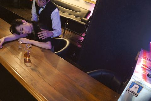 酔っ払った人妻とバーテンダーの中出しセックス