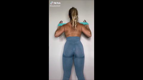 トップレスで懸垂運動！様々な女性がトップレスで背中と背筋を披露！