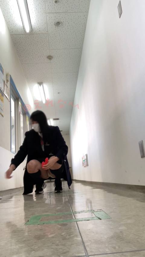 @電動リモコンディルドでデパート内オナニー。抜いたらエッチなお汁がとろーって垂れちゃって恥ずかしい映像が、、その後パンツの中にディルド仕込んで歩いてみました、、