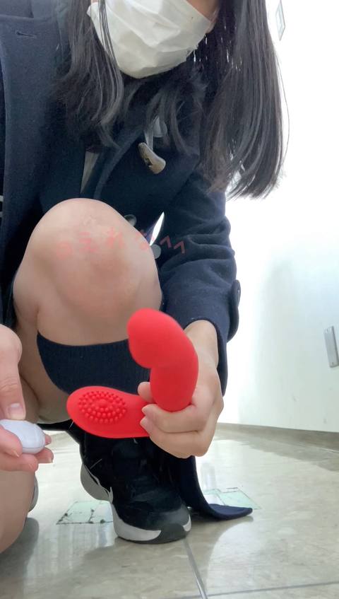 @電動リモコンディルドでデパート内オナニー。抜いたらエッチなお汁がとろーって垂れちゃって恥ずかしい映像が、、その後パンツの中にディルド仕込んで歩いてみました、、