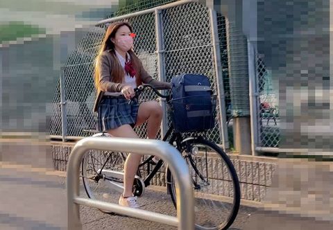 【立ち漕ぎパンツ】学校付近で待ち伏せ。激かわ**の純白パンティ【自転車パンチラ】