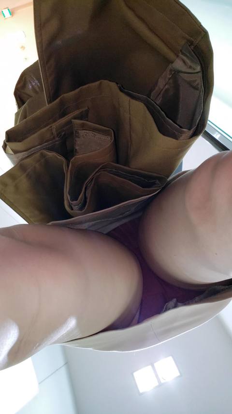 ワインレッドのパンツ キレイ系お*さん 接写パンチラ