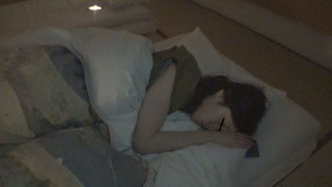 【***中出し】＜地上波バラエティ出演経験＞ リアルガチ就寝中にいきなり夜這してザーメン受精させてやりましたぁ〜メチャ興奮！！