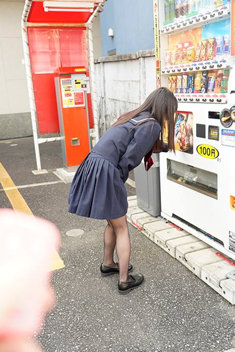 【セーラー服リモバイ】坂道系びじょうじょな炉利体型**に道路でリモバイ装着させたらガクガク崩れ落ちて腰砕けイキした【個撮】