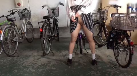 〈自撮り〉@1**@コロナ禍前の**の時におじさんに撮影されたレア動画シリーズ！駅ホームでノーパンでスカートめくってイくまでオナニー＆お店の駐車場でタンポン入れた状態でオナニーさせられました、、