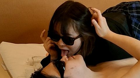 雑誌モデルの美女**大生でも唾は臭かった~ ねっとりした唾ベロで男の鼻や顔を舐めながら、オナホで精*を搾り取る淫乱女