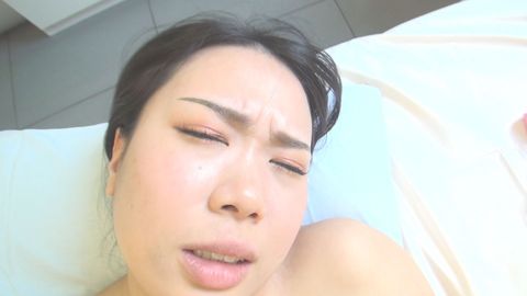 【美人税理士人妻にピンクのスポーツブラで生中出し】「ご主人様。乳首が浮き出ています。恥ずかしい」高速ピストンで大量中出し「普段は履かないTバックを履いてきました。見てくださいますか？」【ZIP付】