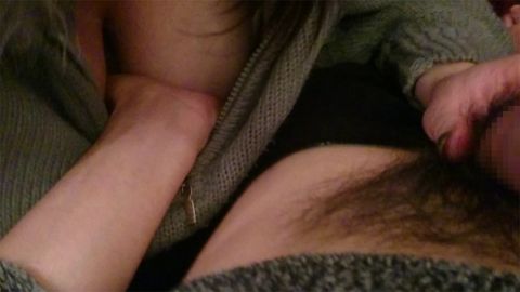 いちゃいちゃしながら横笛フェラチオされてたら、ついいきなり射精しちゃって...咄嗟に手の平で精*をたっぷり受けとめさせちゃう！