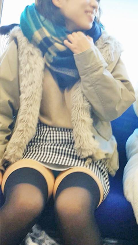 陽に照らされ青パンティのデルタくっきり　電車対面パンチラ