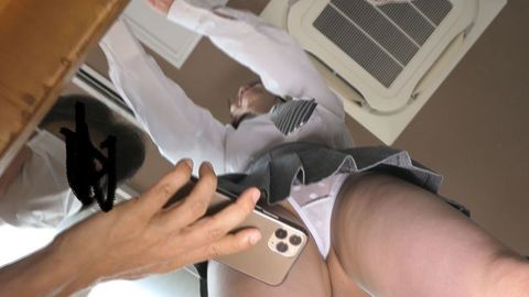 文化祭模擬店潜入パンチラ05「スマホを潜り込ませる悪質客散見」