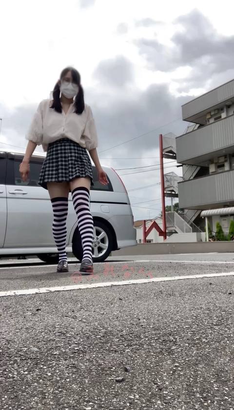 〈素人自撮り〉大学1**！ツインテールでシマシマのニーハイ履いてのアイドル風？服装。そしてヲタク**風に眼鏡かけてお外でディルドオナニーしちゃいました、、