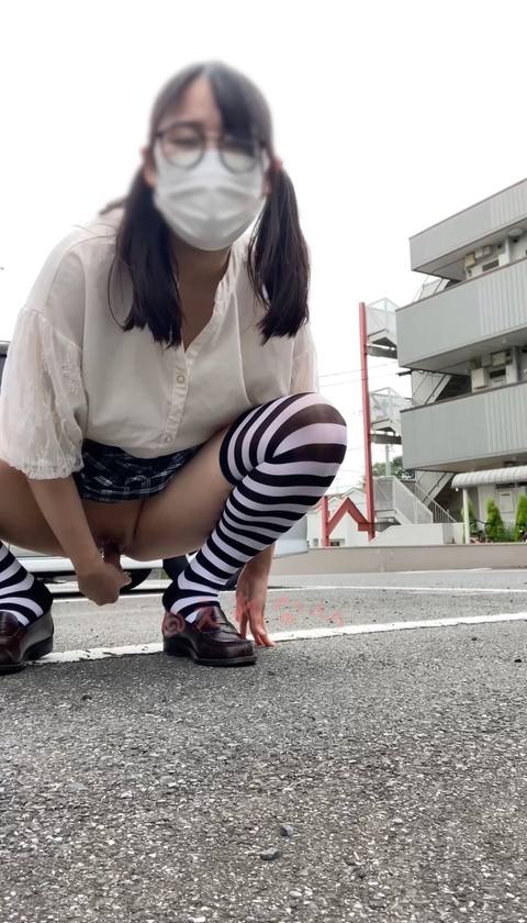 〈素人自撮り〉大学1**！ツインテールでシマシマのニーハイ履いてのアイドル風？服装。そしてヲタク**風に眼鏡かけてお外でディルドオナニーしちゃいました、、