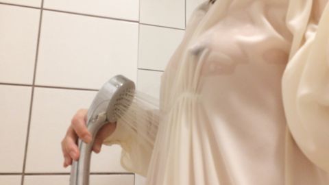 露出願望デカ尻セフレ変態プレイ: ノーブラノーパン着衣シャワーローション巨尻