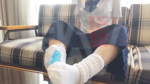 セーラー服で足コキひたすらルーズソックスと素足でディルドをこするやつ