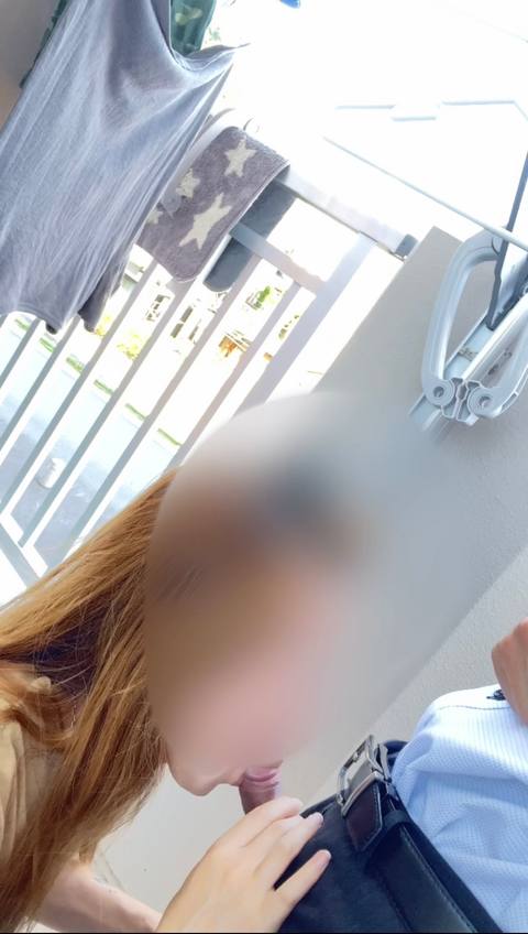 人妻宅のベランダでフェラとセックス