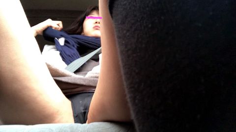 【車内パンチラ.34】19歳JDヒロミちゃんの生々しいワレメくっきり汚パンティー!!